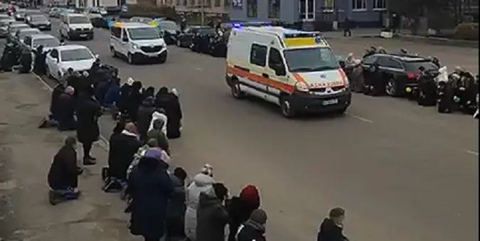 Зустріли живим коридором: на Волині попрощались із загиблим Героєм (відео)