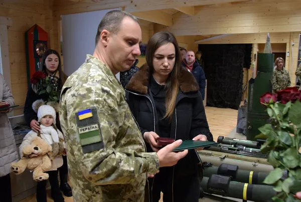 У Луцьку рідним загиблих прикордонників вручили їхні посмертні нагороди (фото)