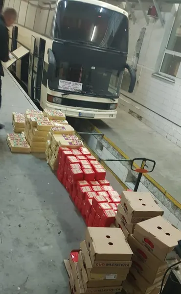 Кінцева зупинка: в автобусі через «Ягодин» хотіли перевезти 400 кілограмів сиру (фото)