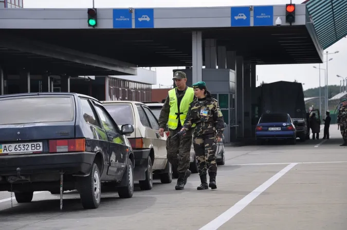 На кордоні Волині з Польщею - сотні авто в черзі