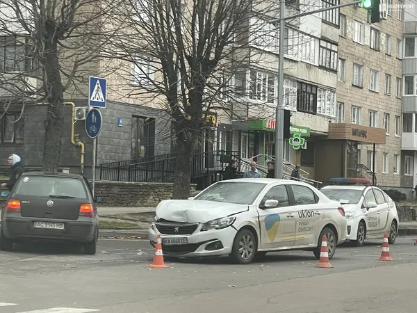 У Луцьку на Відродження – аварія за участю таксі Uklon (фото)