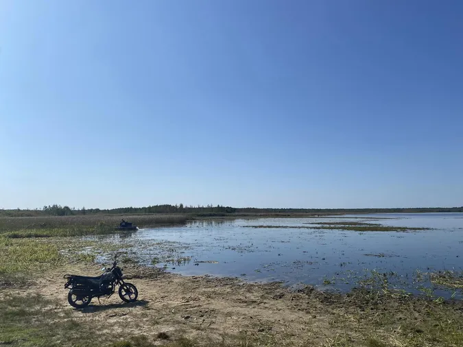 Для купання та риболовлі: на Волині машина-амфібія чистила озеро (фото)