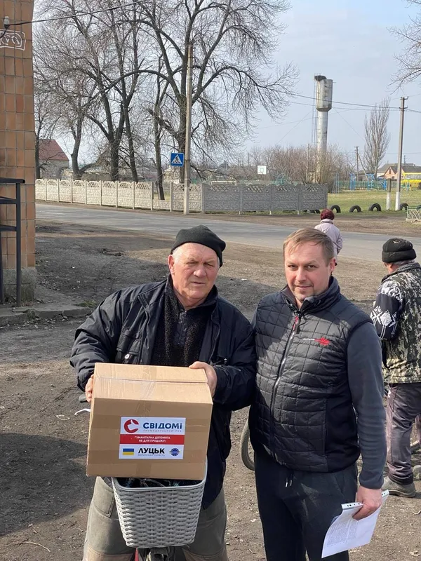 «Під звуки пострілів і вибухів»: луцькі волонтери привезли допомогу на Донеччину (фото, відео)