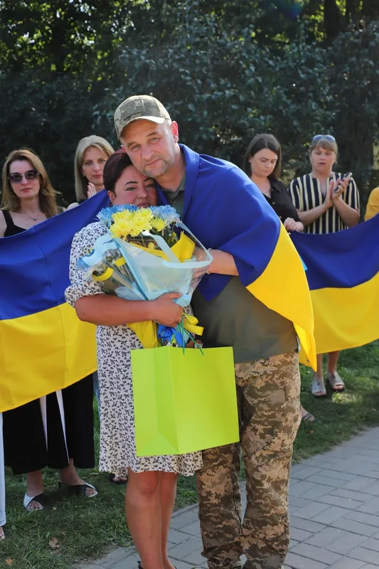 Зібралися всім селом: на Камінь-Каширщині з полону зустріли Віталія Березнюка (фото)