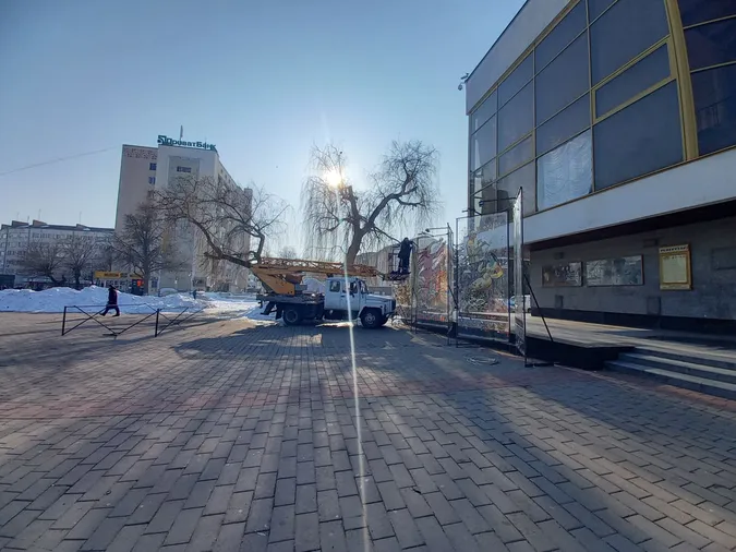Мавка на плівці: у центрі Луцька монтують дивну конструкцію (фото)