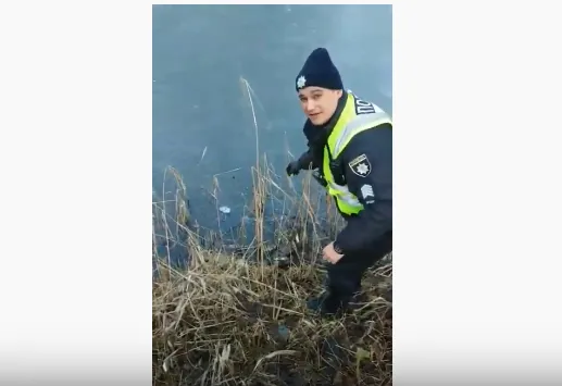 У Луцьку патрульні закладку з наркотиками викинули в канаву (відео)