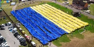 Офіційно в Книзі рекордів: найбільший прапор України розгорнули на Волині (відео)