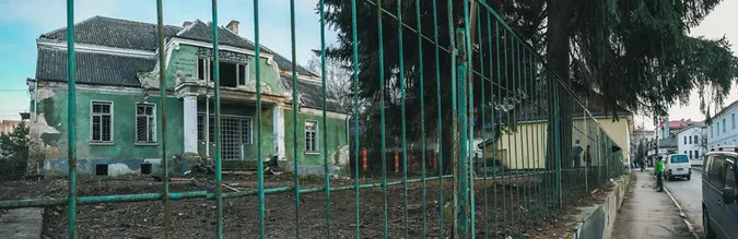 У Луцьку розчистили хащі біля занедбаного будинку на Ярощука (фото)