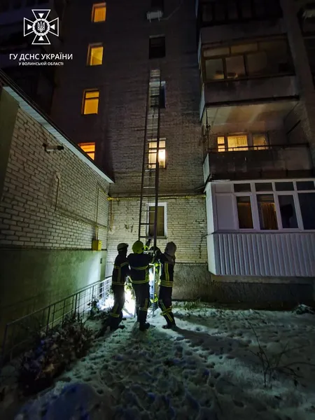 «Увійшли» через вікно: у Луцьку надзвичайники врятували пенсіонерку (фото)