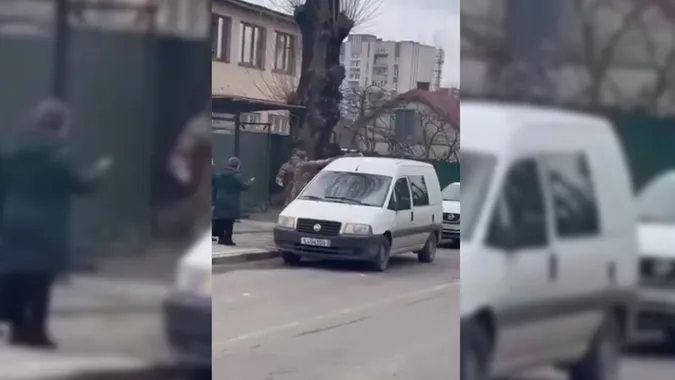 У Львові посеред вулиці працівники ТЦК заштовхали чоловіка в бус