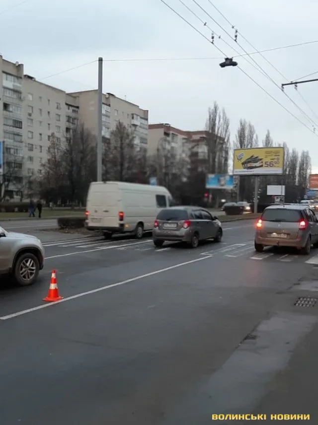 У Луцьку перед переходом зіткнулися три авто (фото)