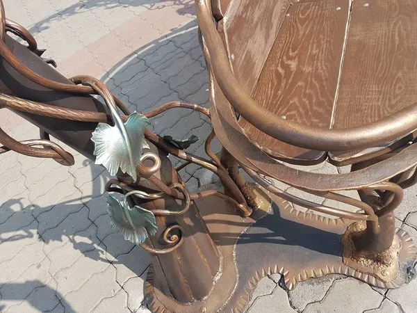 У Луцьку лавку «закоханих ліхтарів» повернули на місце (фото)