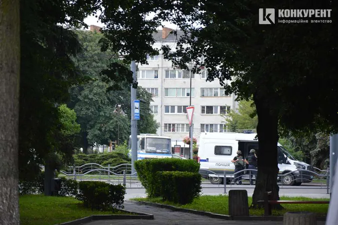 Сценарій, вистава, комедія: що говорять соцмережі про звільнення заручників у Луцьку