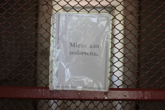 Похмура естетика: як виглядає всередині Олицький замок, в якому була психлікарня (фото)