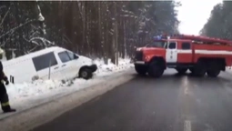 На Волині рятувальники витягнули з кювету бус і легковик (відео)