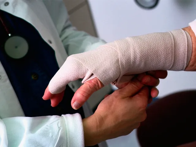 Вивихнув руку матері: волинянина покарали за домашнє насильство
