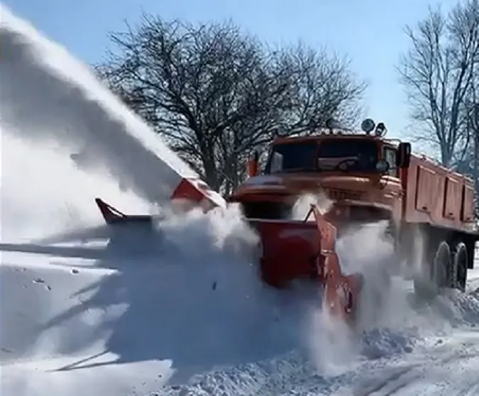 На Волині на боротьбу зі снігом кинули «важку артилерію» (відео)