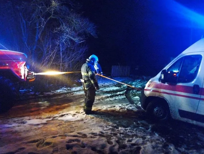 На Ковельщині рятувальники визволяли швидку, яка застрягла на сніговій дорозі