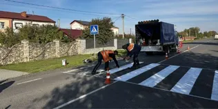 На чотирьох автошляхах Волині поновлюють дорожню розмітку на «зебрах» (фото)