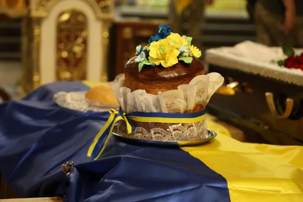 Весільний коровай на труні та згорьована родина: у Луцьку попрощалися з воїном Дмитром Павловичем (фото)