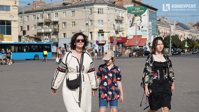 Вишиванки, сонце, діти: як Луцьк зустрів 33-ю річницю незалежності (фото)