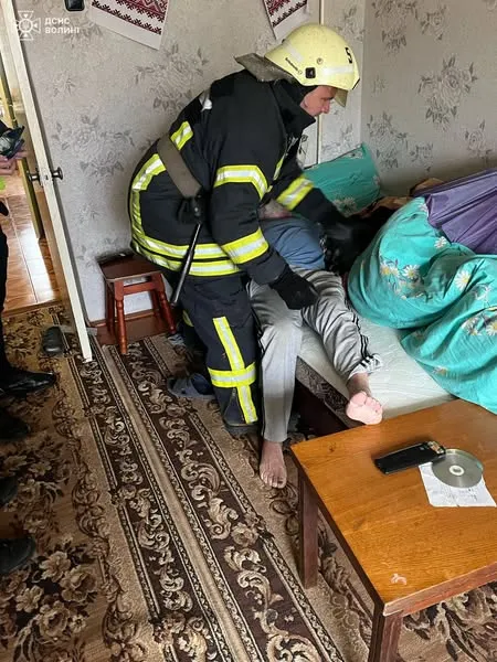 Відчиняли вікна й двері: у Луцьку і Нововолинську рятували літніх чоловіків (фото)
