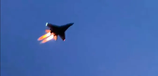 Форсаж і «свічка» у небі Волині: епічний прохід винищувача на малій висоті (відео)