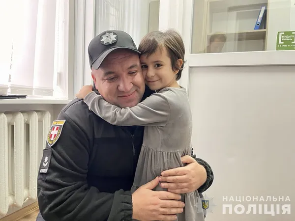 У Луцьку на Миколая дітям загиблого поліцейського вручили ключі до нової оселі (відео)