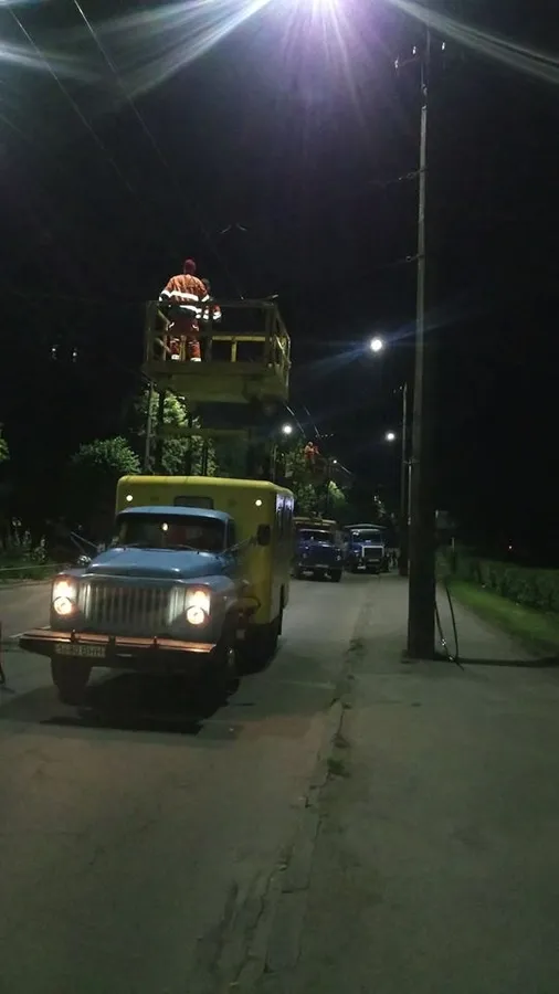 ЛПЕ змінює контактні дроти для тролейбусів (фото) 