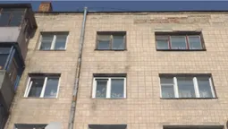 У будинку лучанки тече труба: на стінах утворився грибок (фото)