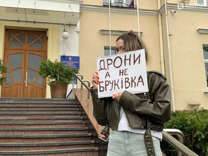 Під Луцькрадою активісти знову вийшли на акцію: що вимагають (фото, відео)