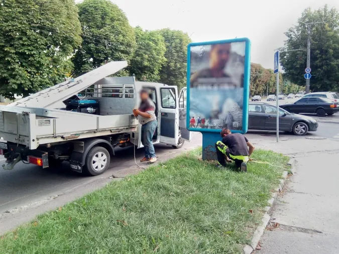 У центрі Луцька демонтували застарілу рекламу (фото)