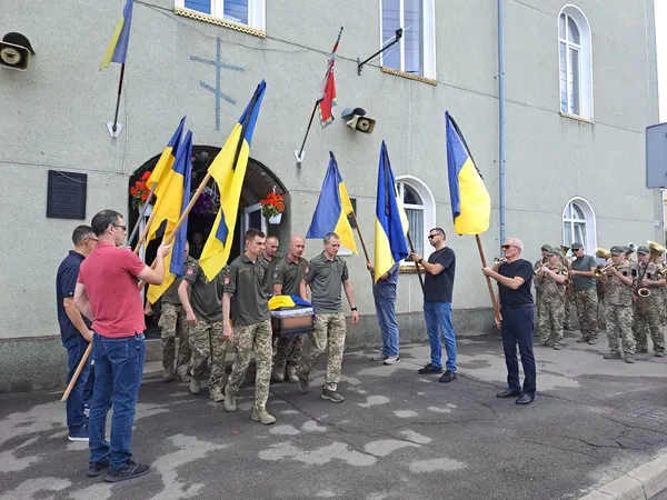 Помер від важких поранень: у Ковелі попрощалися з воїном Валентином Колочуном (фото)