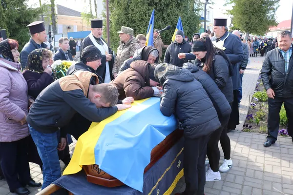 Без батька та чоловіка залишилася родина: на Волині попрощалися з воїном Іваном Гутвертом (фото)