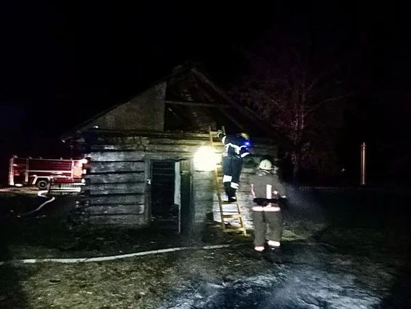 На Волині через необережне поводження з вогнем горіли дві хати-пустки (фото)