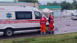 На заправці WOG у Луцьку – жахлива аварія: мотоцикліст протаранив авто (фото)