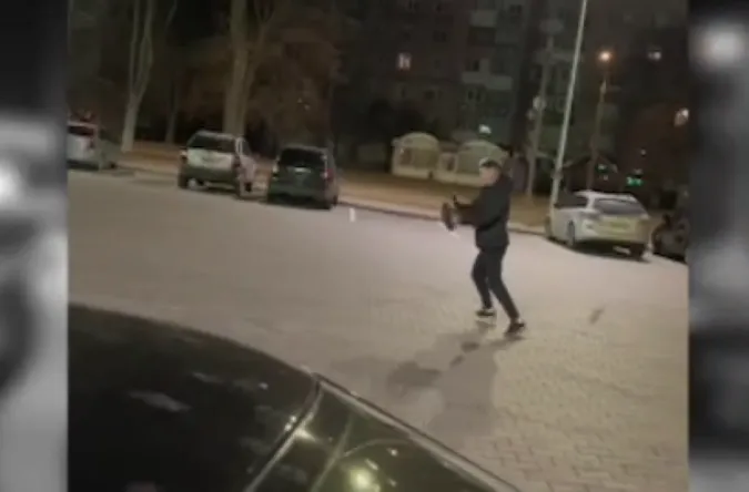 У Луцьку оштрафували хлопця, який бігав із кермом у руках (відео)