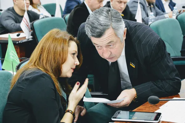 Алла Надточій (Самопоміч), мабуть, щось роз'яснює Миколі Дендіберіну (УКРОП) з приводу листа міського голови Львова
