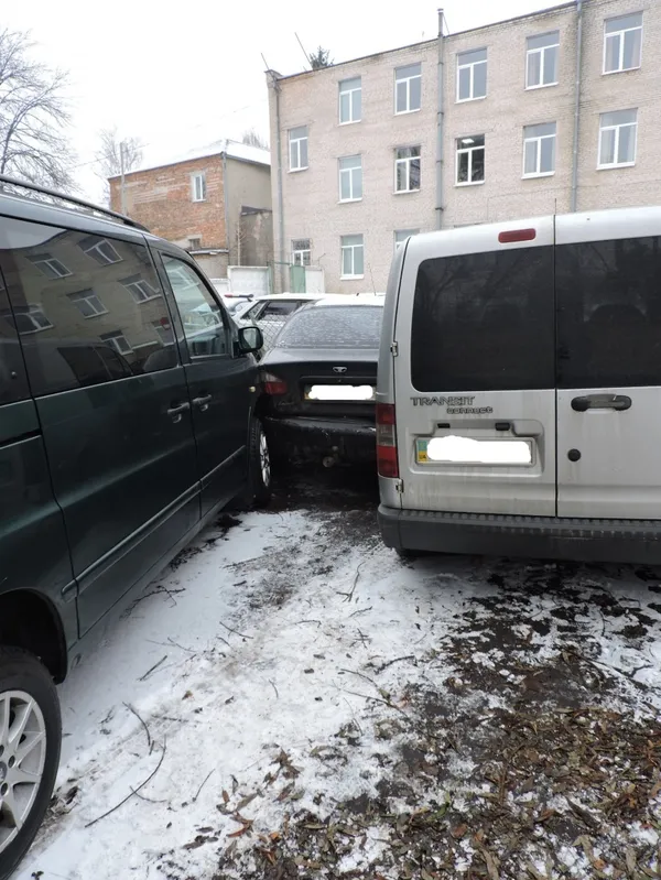 У Луцьку сміттєвоз потрощив автівки поліцейських (фото)