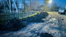 На Волині воїн без обох ніг ремонтує вулицю, бо не може їхати на візку (фото)
