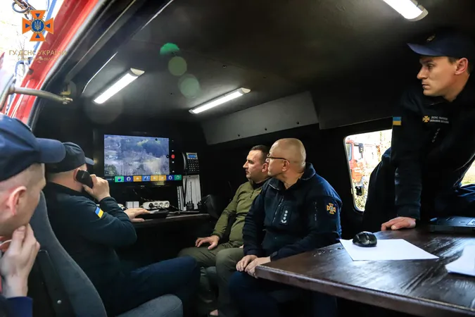 На Волині лісівники і рятувальники «приборкували» вогонь у лісі (фото)
