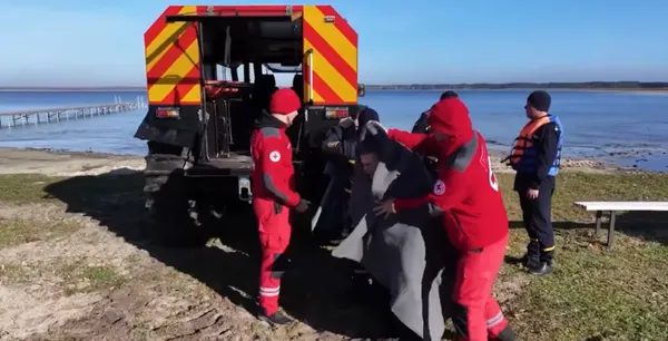 Снігоболотоходи і підводні дрони: на Світязі – масштабна рятувальна операція (фото, відео)