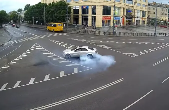 У центрі Луцька дрифтував Cadillac (відео)