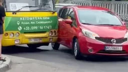 У Луцьку маршрутка врізалась у легковик (відео)