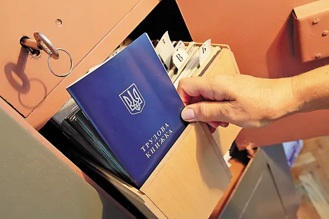 Україна перейде на електронні трудові книжки 