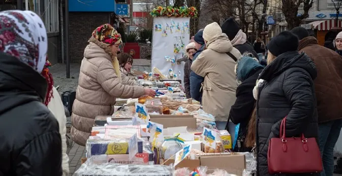 Збирають кошти для ЗСУ: До Луцька приїхав благодійний ярмарок з Ратного (відео)