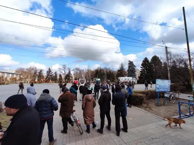 У Скадовськ зайшли військові РФ й винесли з міськради усі комп'ютери (фото)