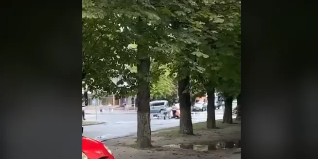 У Луцьку на пішохідному переході збили велосипедиста (відео)