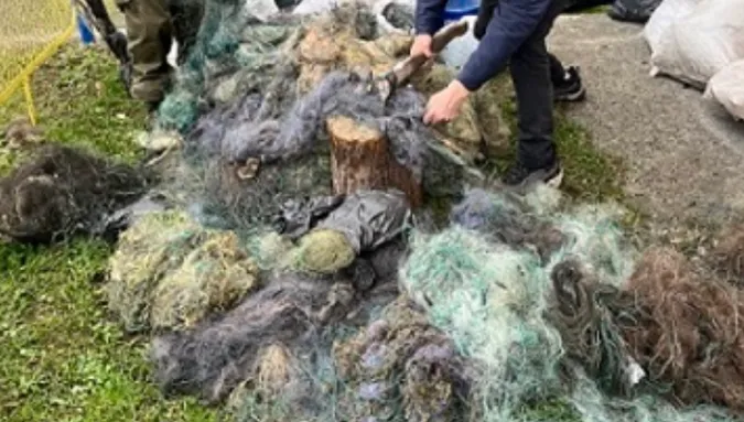 Різали та рубали: на Волині знищили 3600 м браконьєрських сіток (фото)