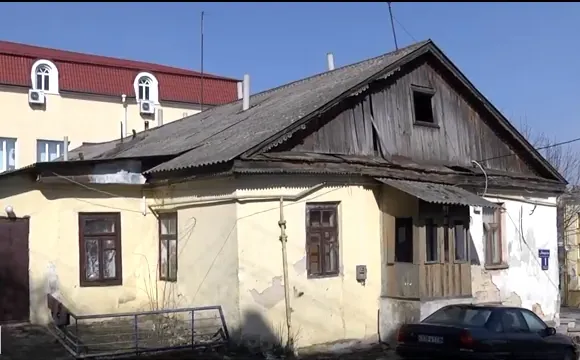 У Луцьку розвалюється будинок (відео)
